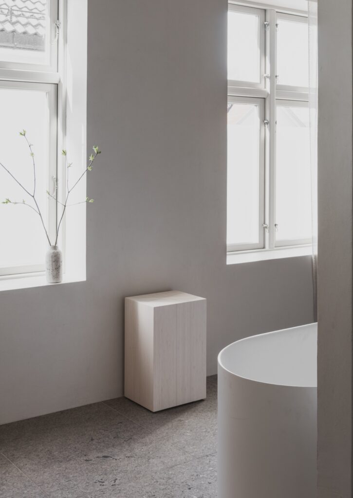 the e collection · archive sale · box table